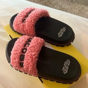 Size 7 Marc Jacob’s pink and black fluffy slides.